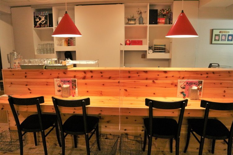 カウンター席は、カレーが作られる心地よい音に耳を傾けながら待つことができる。