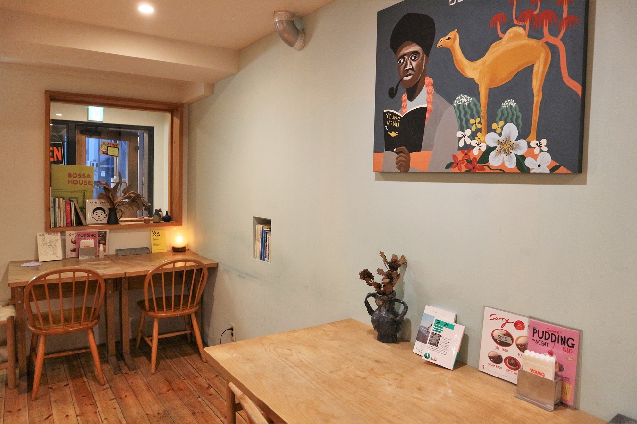 壁に飾られた絵は梶原さんの友人が描き、棚にある本はスタッフが選書するなど、周囲の人々の協力も店に温かみをもたらしている。