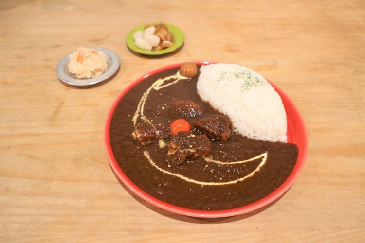 店で人気のチキンカレー1300円を注文。すべてのカレーに、手作りの福神漬けとおからが添えられる。