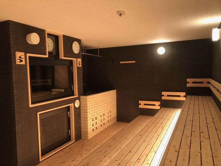 オートロウリュ機能付きの高温サウナもシックな雰囲気だ。