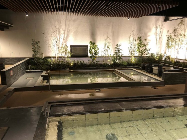 露天エリアには、独り占めできるつぼ湯温泉、体を伸ばしてリラックスできる寝ころび温泉などがある。