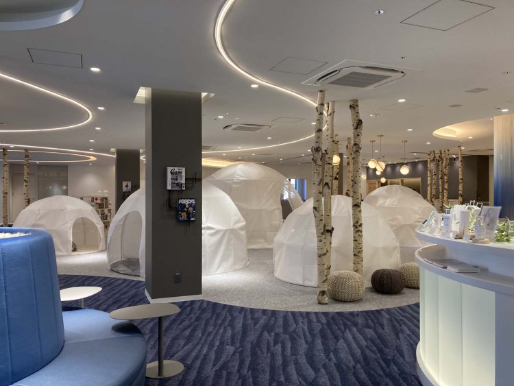 フィンランドの白樺林をイメージした「かまくらうんじ」。出入り自由なので、湯上がりに何度も利用したい。