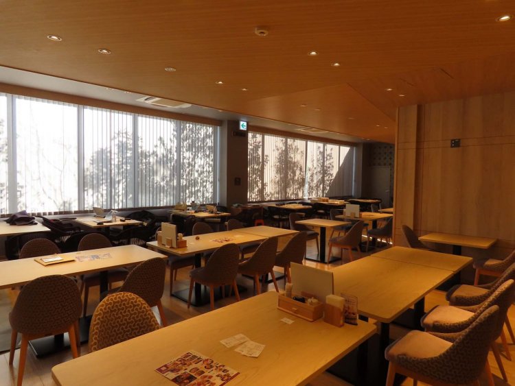 木の温もりを感じる『メインダイニング王様の食卓』の店内。