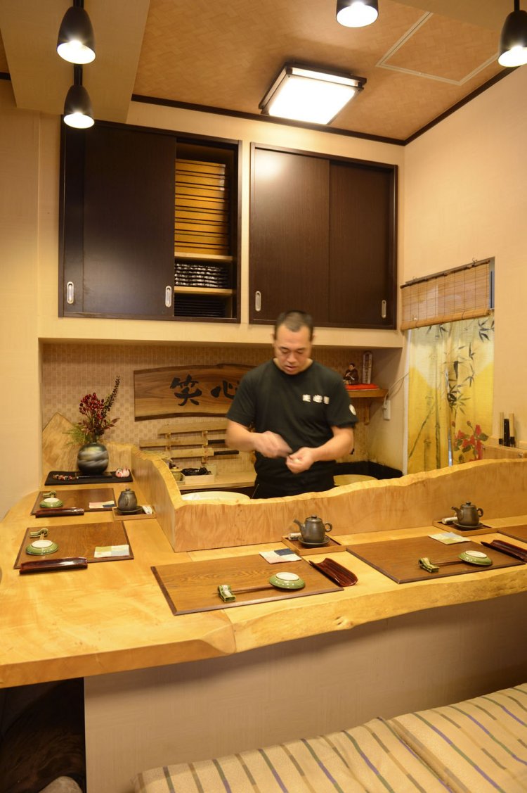 米酢と赤酢を混ぜた酢飯を握る。カウンターとテーブルで全18席。