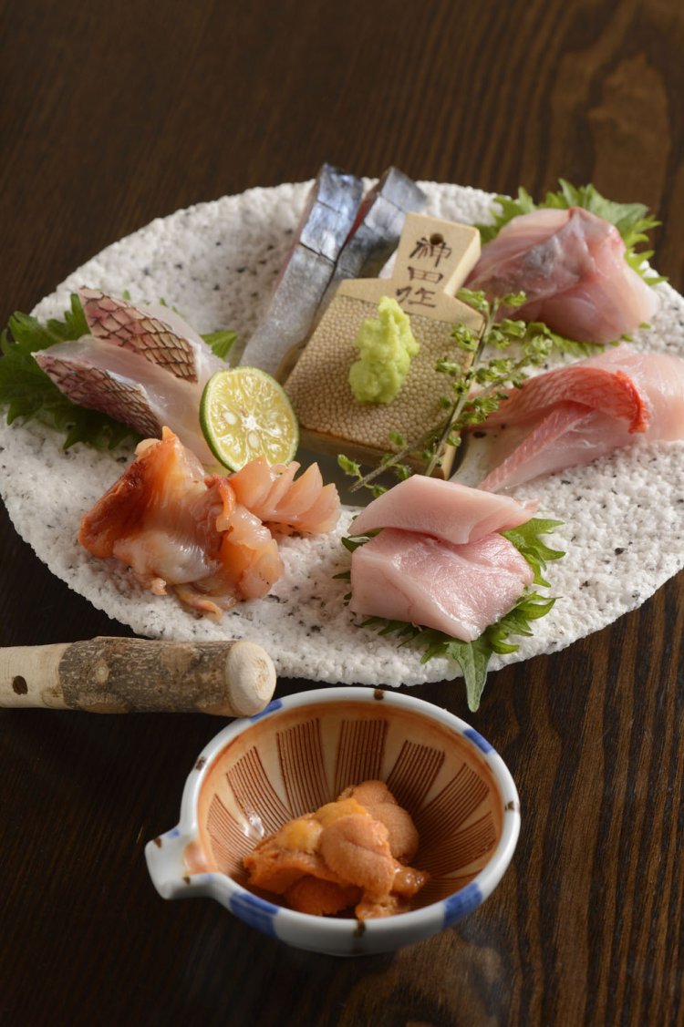 本マグロの大トロやマダイなどが彩る特撰お造り盛合せ。本ワサビでもおいしいし、白身は手前のウニに醤油を垂らしてつけてもよし。