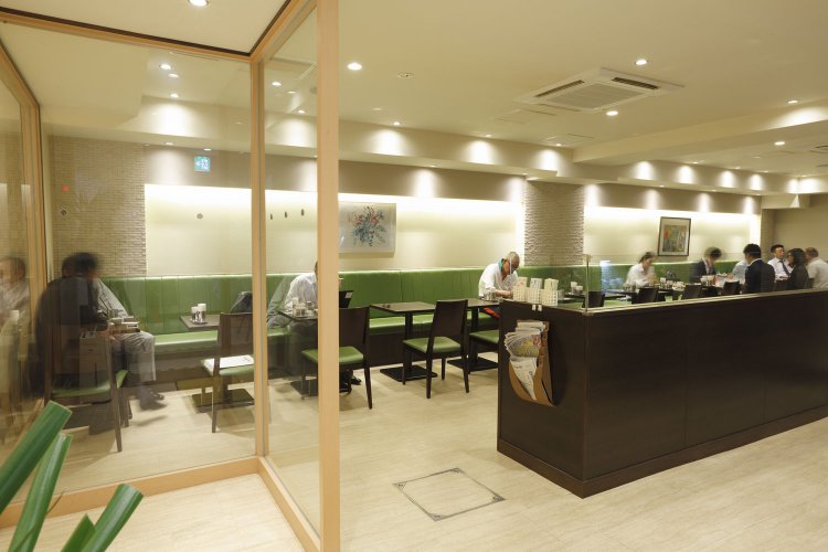 駅前喫茶として親しまれて、かれこれ45年以上。2015年4月に改装し、ぐっと居心地のよさが増した。