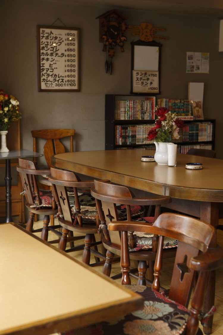 早稲田通りに面したビルの2階にある。飾り気のないインテリアに親近感。