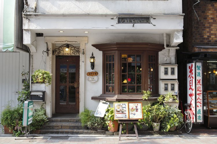 建物の意匠や店内インテリアがアールヌーボーの空気を醸す。