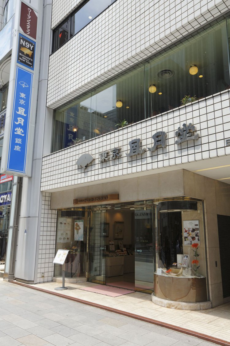 2階の喫茶室からは中央通りを見下ろせる。長年通う常連客も多い。