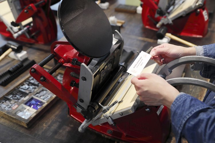 アナログ感がたまらない活版印刷体験のほか、工房見学ツアーも開催。