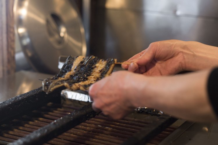 問屋から毎朝届くウナギを朝さばき、注文後に仕上げる。