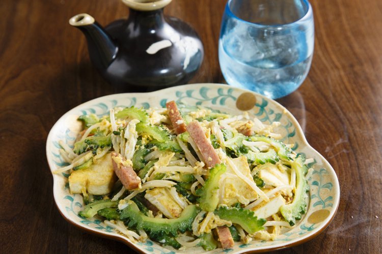 沖縄産ゴーヤで作る、ゴーヤチャンプルー770円、泡盛「多良川 琉球王朝」1合カラカラ890円。