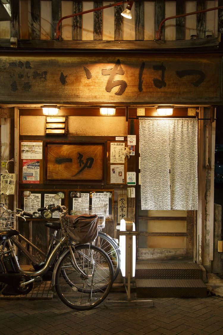 1階はカウンター席、2階はお座敷。