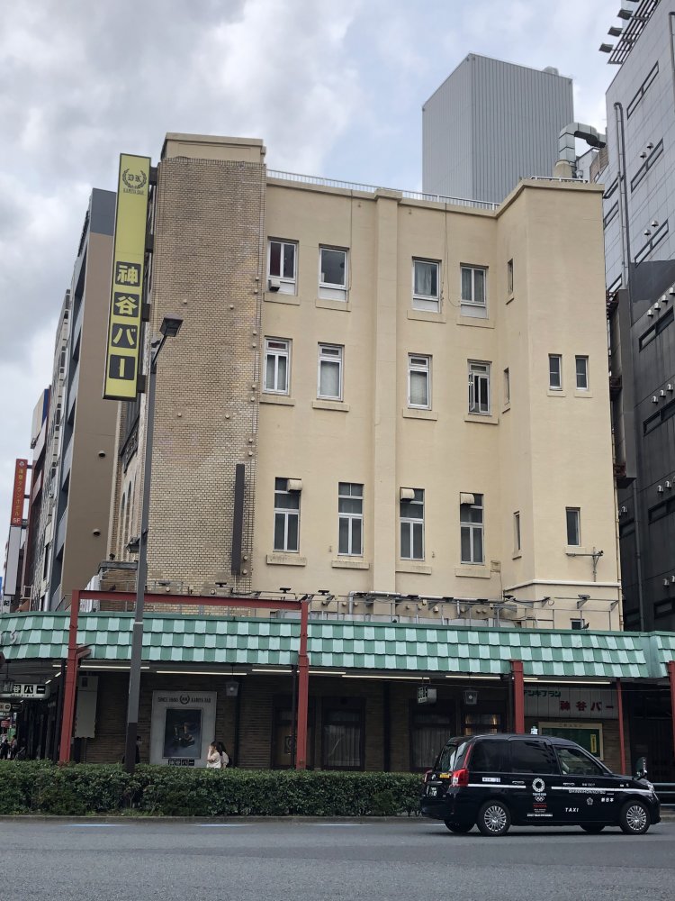1921年に完成した神谷バーの建物は、東京大空襲を生き残った数少ない戦前建築のひとつ。