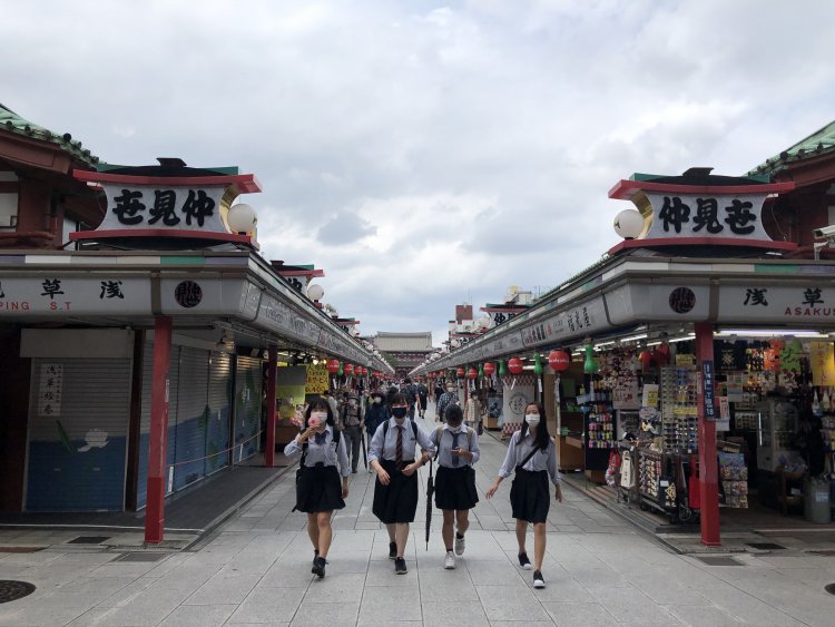 時代は変わり、現在の仲見世には女子高生の姿もちらほら。