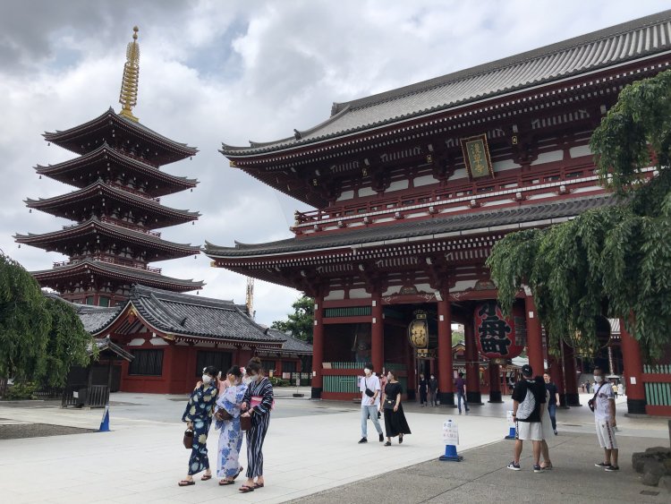 浅草寺境内。左手に見える新五重塔は1973年に再建されたものだ。