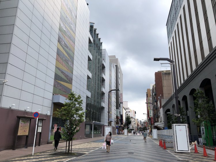 緊急事態宣言下とあって人通りもまばらな六区ブロードウェイ。1970年代の低迷期は、毎日がこんな感じだったか？