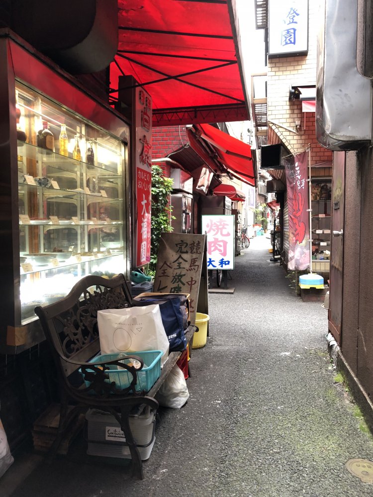 ひさご通り近くの路地。チューハイが飲みたくなる雰囲気ではある。