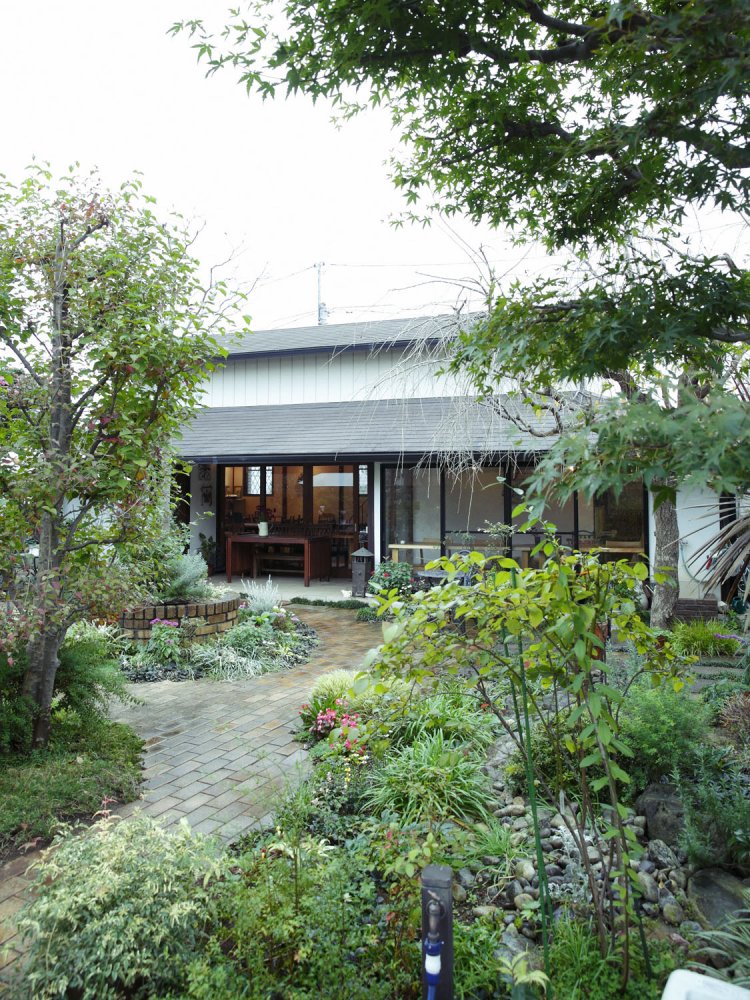 草花が生い茂った庭園は季節ごとに違った表情を見せる。