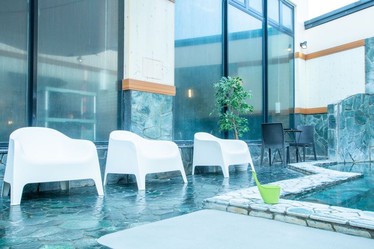 天然温泉を運び湯した露天風呂。疲労回復や冷え症に効果があるとか。