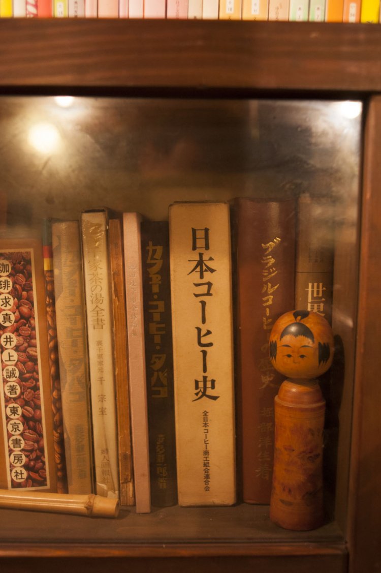 書棚にはコーヒー関連の書籍がズラリ。 