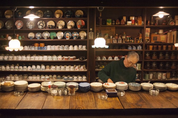 作り付けの棚には多くの種類のカップ。