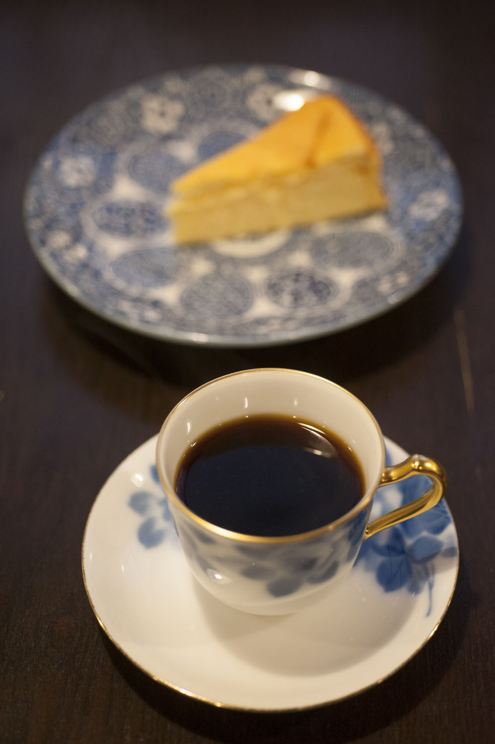ブレンドコーヒー430円はソフトとストロングの2種。手作りチーズケーキ320円をお供に。