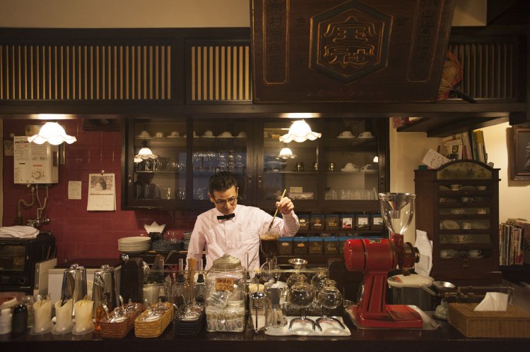 店長が丁寧にコーヒーを淹れる姿が安心感を醸し出す。