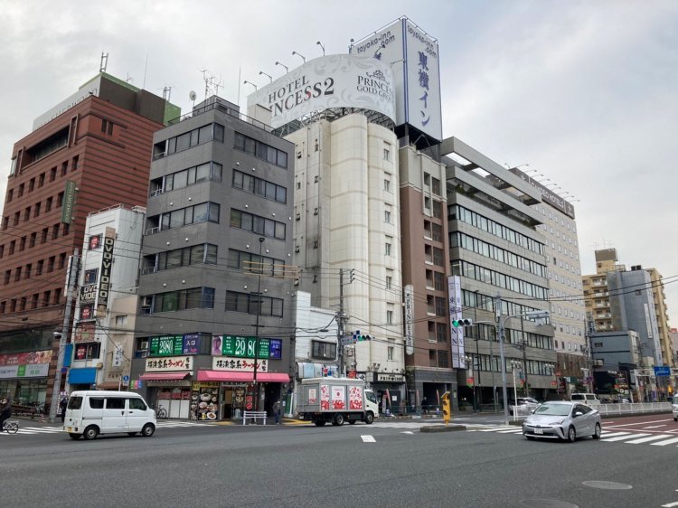 ラブホの隣に普通のホテル。