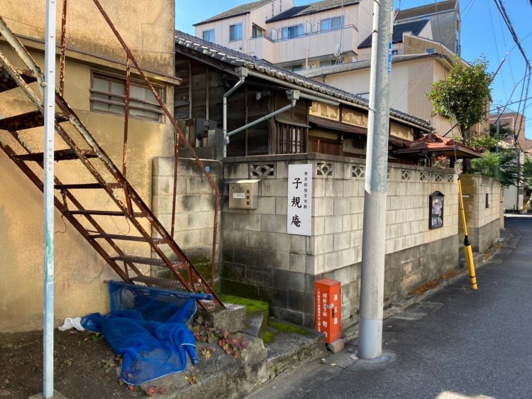 木造平屋建て。見た感じからして「旧耐震基準」だ。