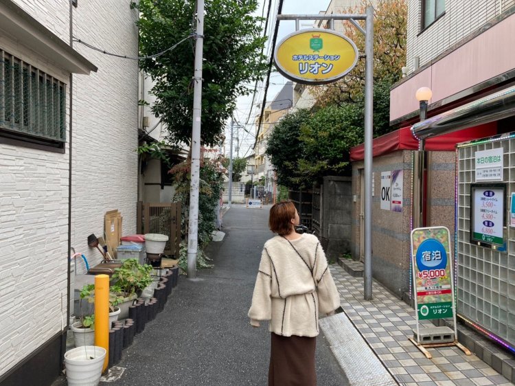 ラブホの前が住宅。日常と非日常が混在する街。