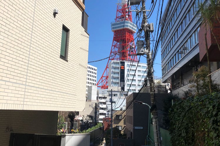 港区、日本経緯度原点がある行き止まりの路地。全体的に物々しい雰囲気のなか、非常に奥ゆかしい「原点」が顔を出す。（ほか12編収録）