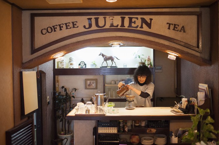 風情のあるカウンターで店主が淹れるブレンドコーヒー400円。