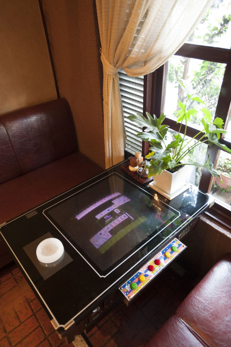 テレビゲーム卓に座れば、気分はまさに昭和喫茶。