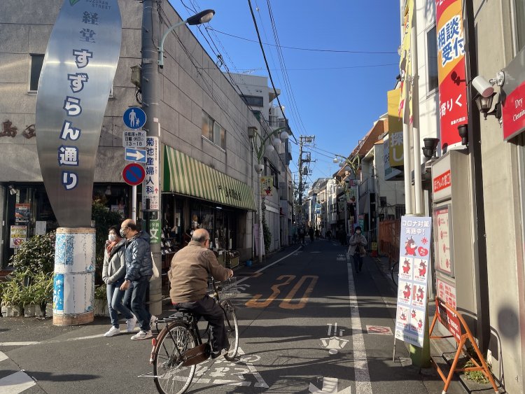 すずらん通り商店街の入口。歴史があり個人店が多い。