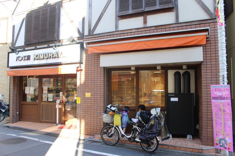 店前にはベンチがあり、ここでパンを食べる人もいる。