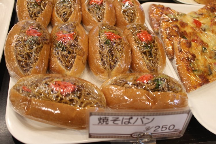 ズラッと並んだ焼きそばパン250円の眺めは壮観。