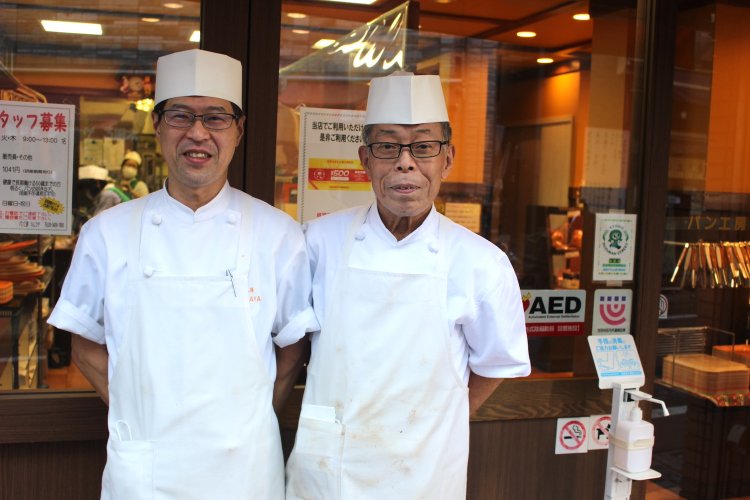 左が現店主の山井博幸さん。右が父の勝弘さん。
