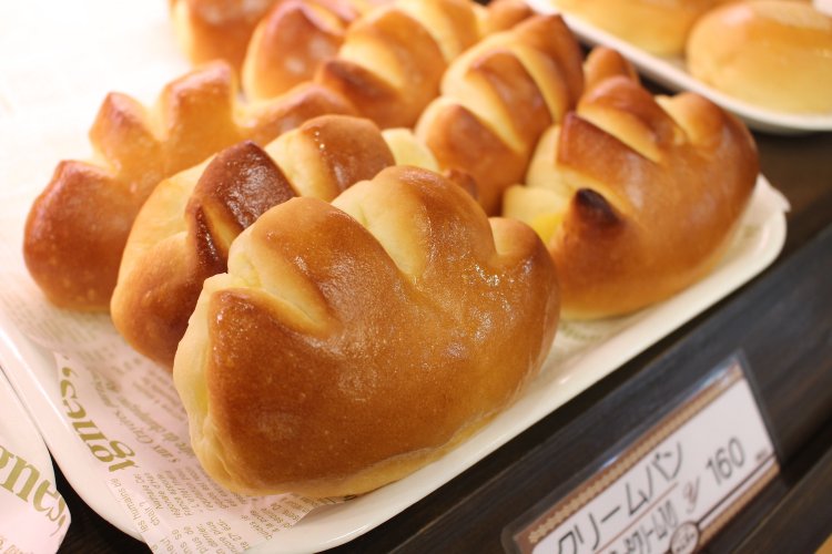 クリームパン160円のカスタードは卵感が強めの優しい味わい。