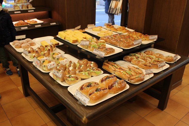 ズラリ並んだ調理パン。幸せな景色。