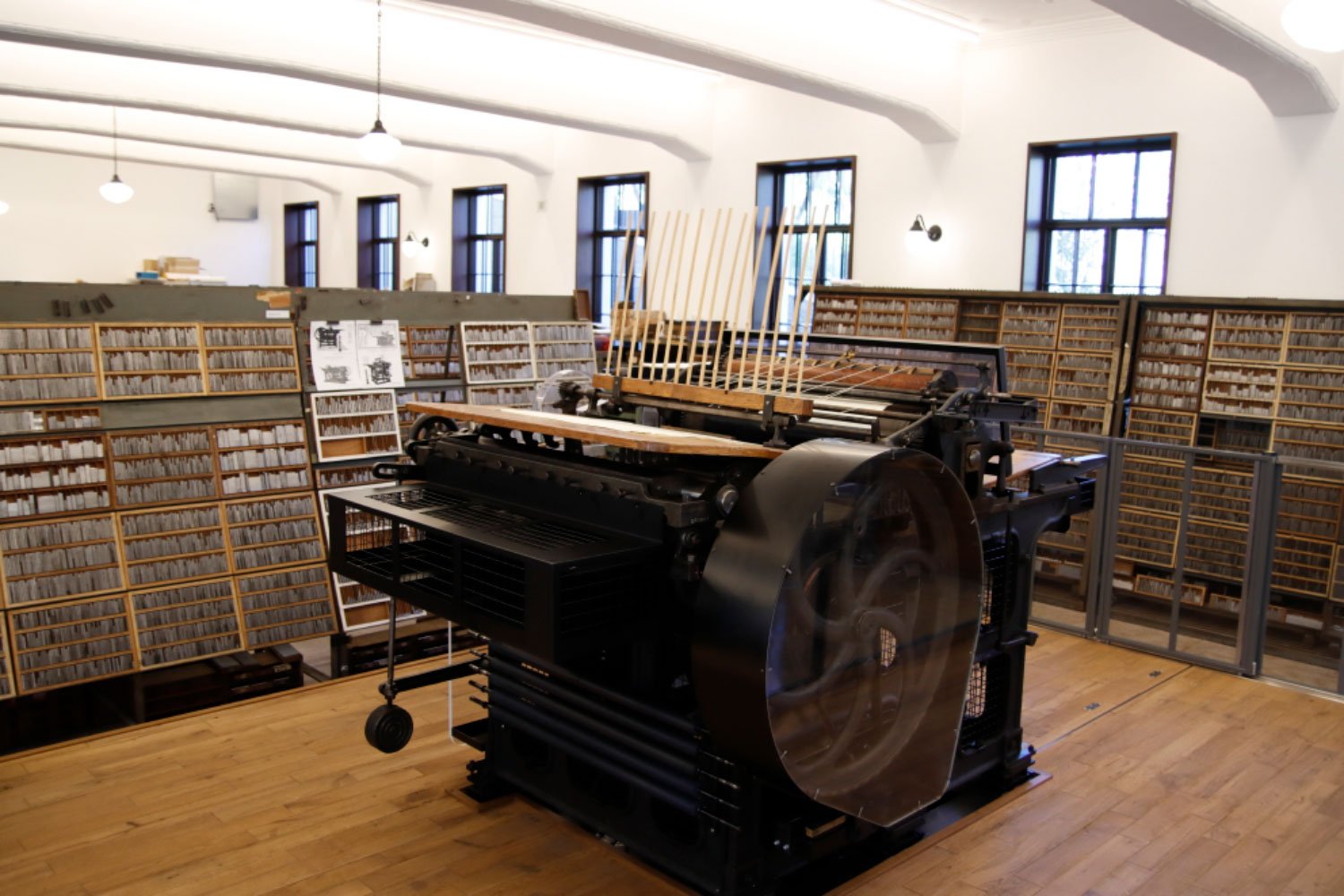 印刷所エリアに鎮座するのは、復元された戦前の平台印刷機。