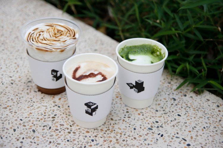 期間限定の秀英初号明朝（抹茶ラテ）、秀英明朝L（カプチーノ）200円、黒蜜きなこラテ250円。