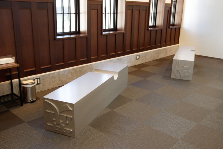 ジャンボ活字のベンチ。