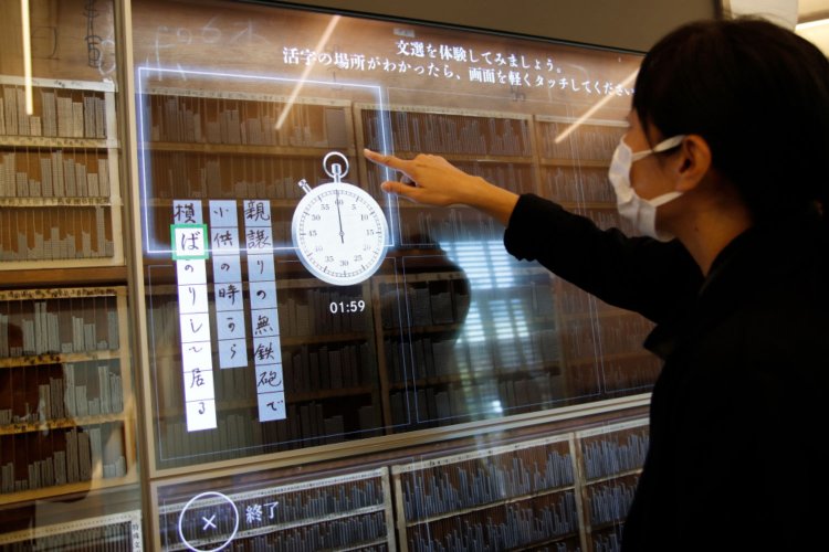 透明のタッチパネルを操作して文選に挑戦できる展示も。活字を拾うプロの速度を体感。