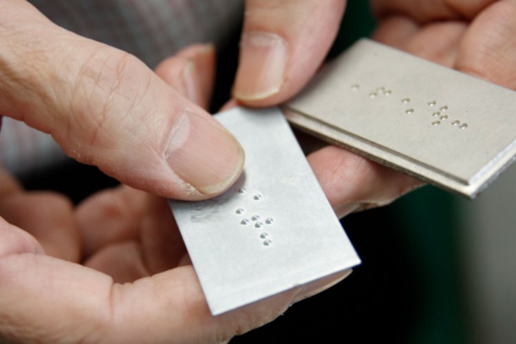 点字印刷に使うのは、亜鉛素材でできた凸と凹の版。「ありがとう」と書かれている。