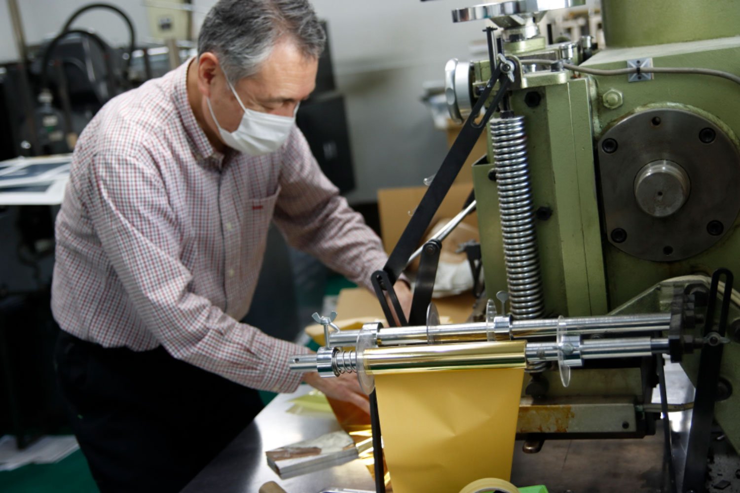 平圧機という機械にロール状の箔と銅製の凸版、用紙をセットしてプレスすれば、熱と圧力で箔を接着できる。