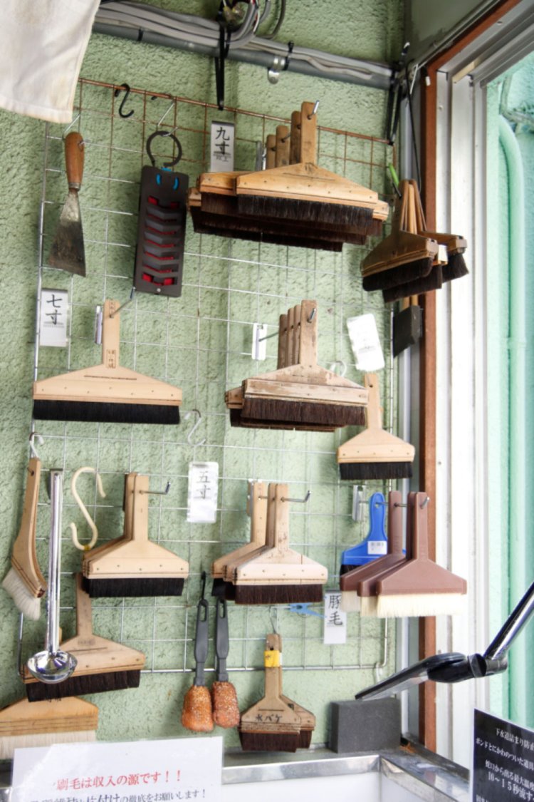 風通しのいい窓辺に下げられるさまざまな大きさの刷毛。馬毛が多い。