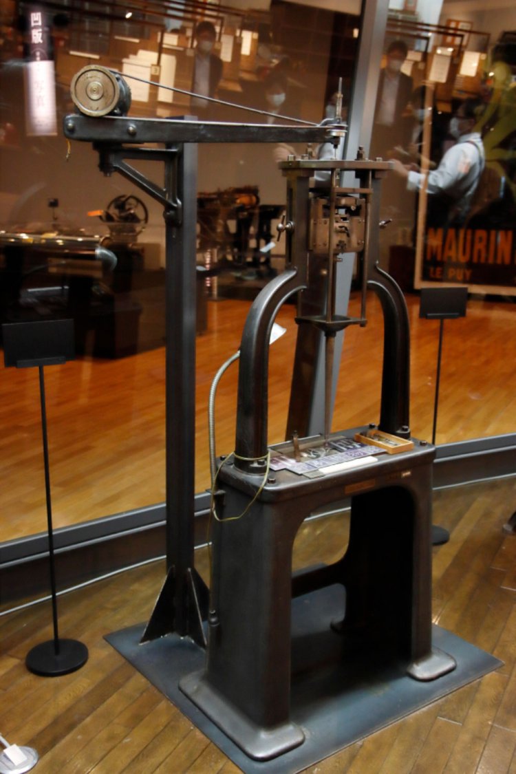 戦前、日本に４台しかなかったというアメリカ製のベントン父型・母型彫刻機。活字を鋳造するために必要な母型を製作する。