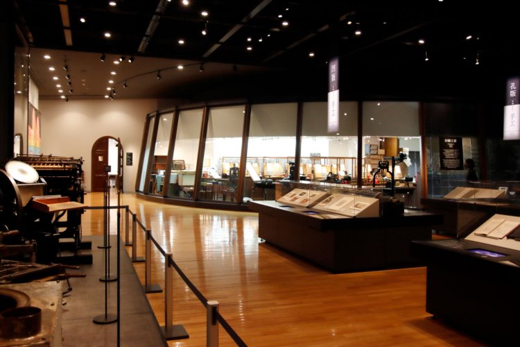 広々とした展示室。弧を描いたガラス面の奥は印刷工房だ。