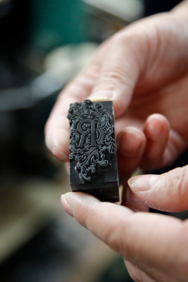 「R」の周りに装飾があしらわれたデコレーションタイプの活字。